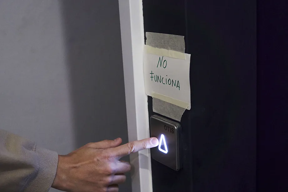 El ascensor instalado y bloqueado en el número 33 de la calle Relator de Sevilla