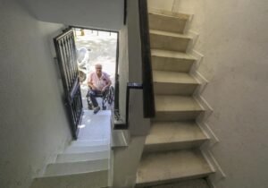 El drama de vivir en un piso cárcel en San Pablo «Aquí ha muerto gente sin salir a la calle»