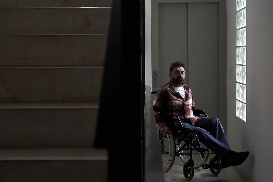 Juanfran, en el rellano del piso de su madre, donde se ha refugiado para poder seguir saliendo a la calle